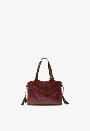 Lederhandtasche mit geometrischem Chevron-Muster in Dunkelrot und Braun. Verfügt über zwei obere Griffe und dekorative Quasten an der Seite.