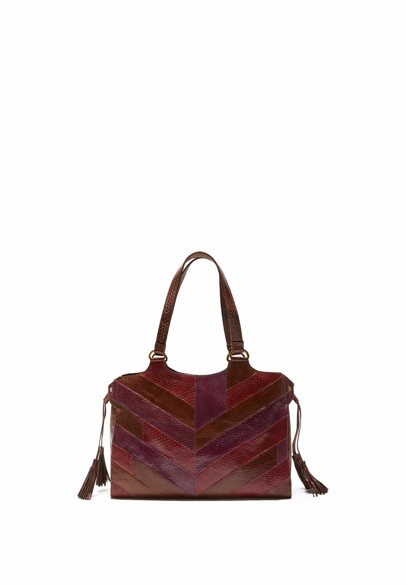 Borsa in pelle con motivo geometrico a spina di pesce in rosso scuro e marrone. Dotata di due manici superiori e nappe decorative sul lato.