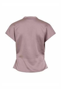 Blusa a maniche corte in satin morbido color mauve, caratterizzata da una vestibilità rilassata, un leggero luccichio e un collo rotondo senza chiusure visibili.