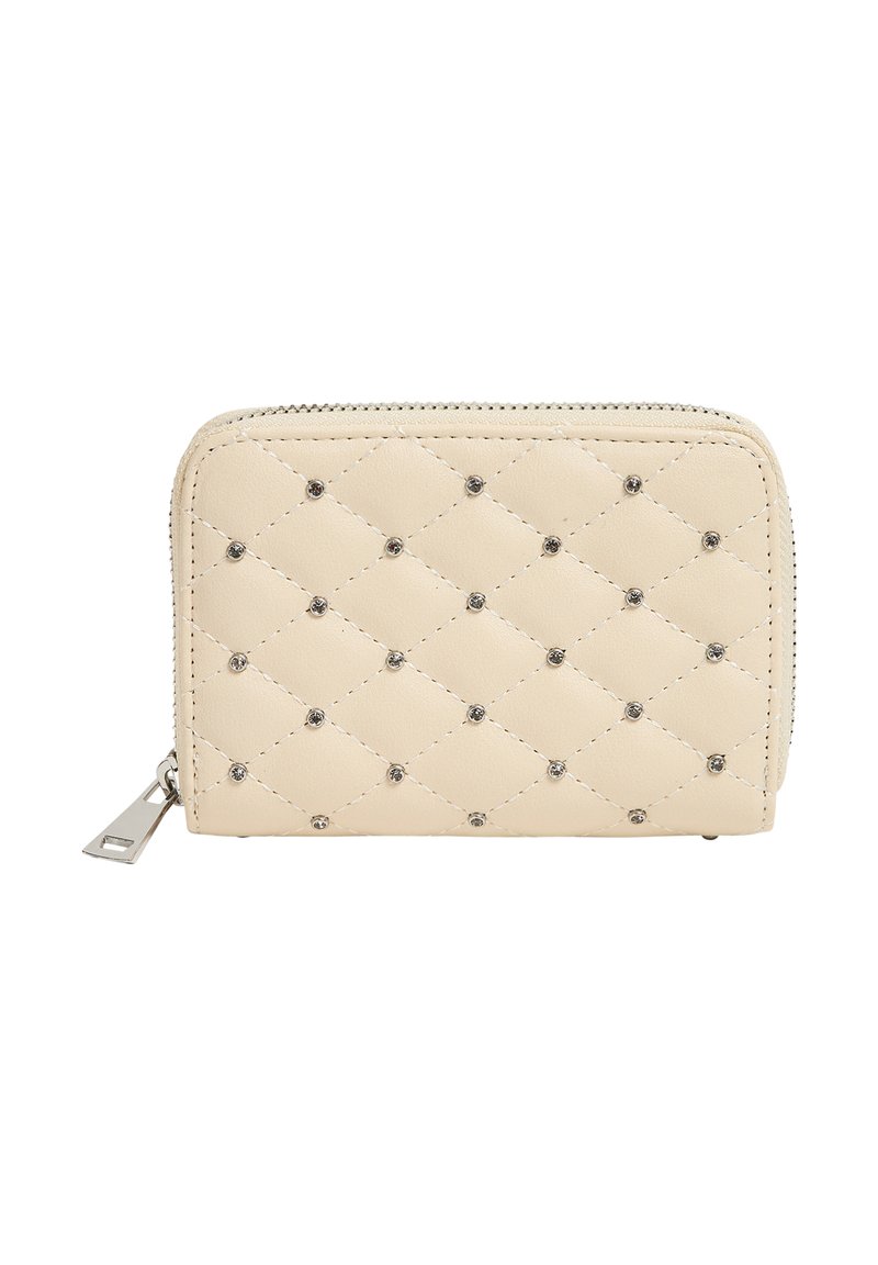 Portafoglio trapuntato beige con dettagli in metallo argentato, chiusura con zip e un design elegante. Presenta cuciture a motivo diamante e una zip in metallo.