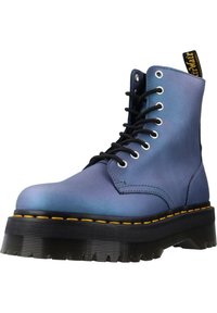Bottines en cuir bleu à bout rond, lacets noirs, œillets en métal argenté, semelle épaisse noire et surpiqûre jaune le long du bord de la semelle.