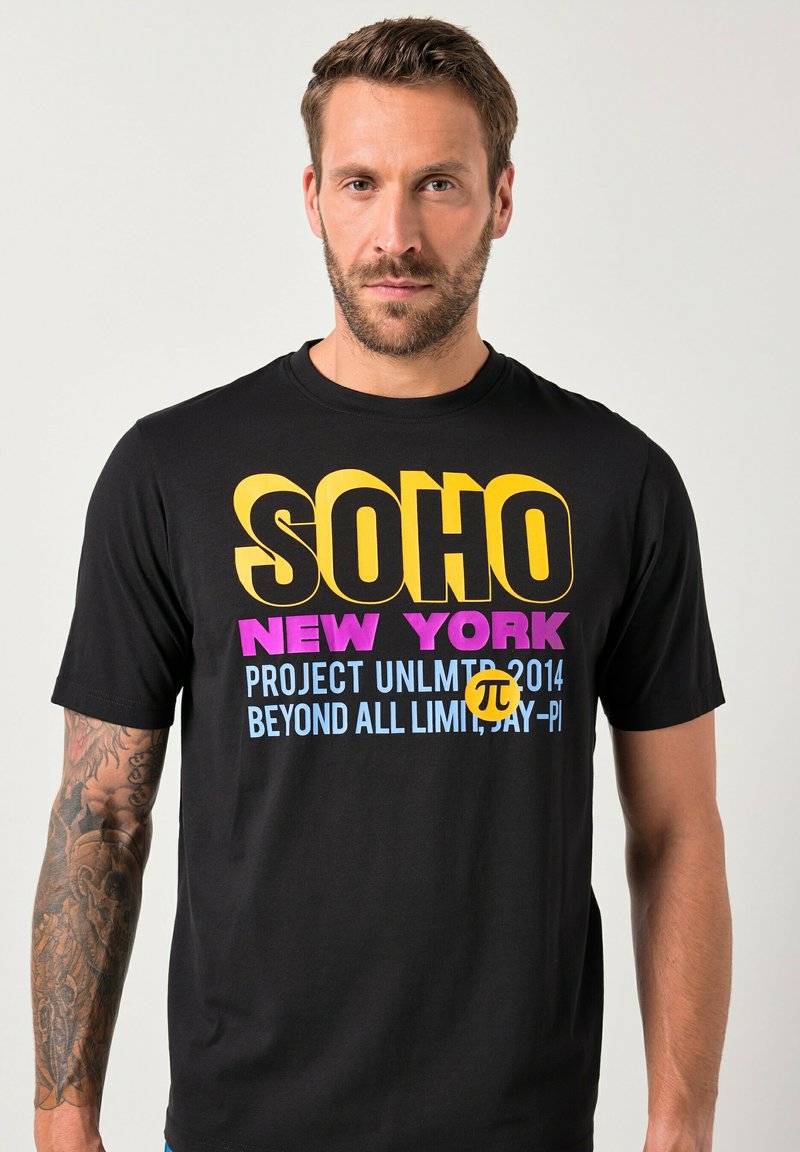 Černé bavlněné tričko s výrazným barevným nápisem: "SOHO NEW YORK" v žluté a růžové barvě, a dalším textem v modré.