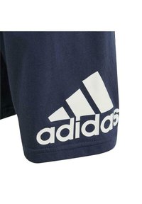 Shorts sportivi in navy realizzati in tessuto morbido, con grande logo Adidas bianco e tre strisce diagonali sulla gamba sinistra.