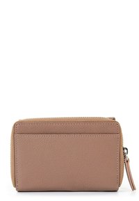 Portafoglio in pelle di un morbido taupe con una superficie texturizzata, chiusura con zip e tasca posteriore. Presenta cuciture a contrasto e una zip laterale.