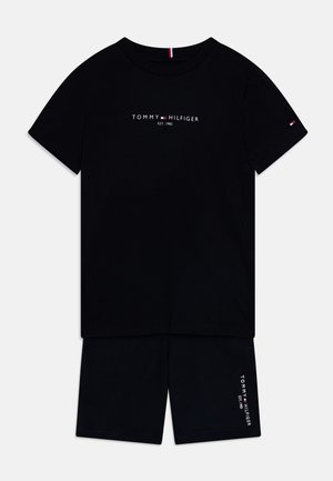 Set di maglietta a maniche corte e pantaloni corti in cotone nero con stampa "TOMMY HILFIGER". Etichetta con accenti rosso, bianco e blu sui pantaloni corti.