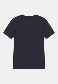 Tmavě námořnická modrá trička vystavená v rovině na neutrálním pozadí, zobrazuje zadní pohled a krátké rukávy. Jednoduchý, klasický design.