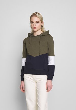 Sweatshirt com capuz em verde oliva, azul-marinho e branco. Material em mistura de algodão com um design de chevron. Apresenta cordões e punhos canelados.