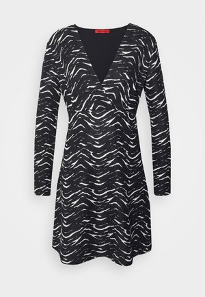 Schwarz-weißer langärmliger Kleid mit V-Ausschnitt, aus strukturiertem Stoff und einem wellenförmigen Zebra-Muster, tailliert und ausgestellt.