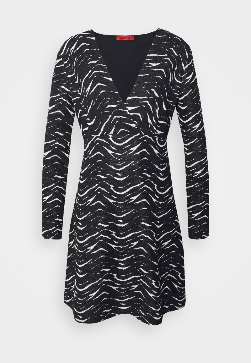 Czarnobiała sukienka z długim rękawem i dekoltem w serek, wykonana z textured tkaniny z falistym wzorem zebry, dopasowana w talii i rozkloszowana u dołu.