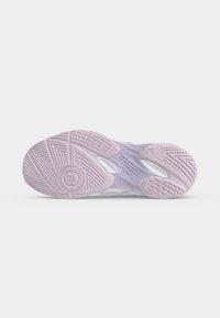 Semelle d'une chaussure de sport lavande et blanche avec une semelle extérieure texturée et à motif pour l'adhérence et le soutien.