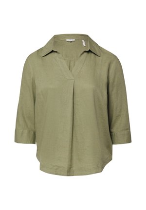 Olijfgroene blouse met korte mouwen, een V-hals, kraag en een losse pasvorm, gemaakt van lichtgewicht stof.