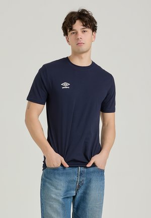 T-shirt a maniche corte blu navy in cotone con collo tondo, dotato di un piccolo logo Umbro bianco sul lato sinistro del petto.