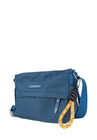 Bolso cruzado de tela azul con acabado texturizado, que incluye un bolsillo frontal, parche con el logotipo y un llavero con diseño en amarillo y negro.