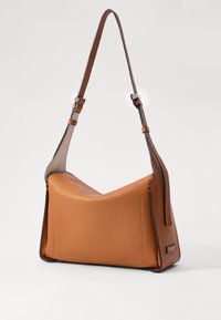 Borsa a spalla in pelle marrone chiaro con una finitura testurizzata, forma triangolare e un bordo scuro a contrasto. Presenta una sottile tracolla regolabile.