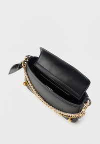 Μαύρη δερμάτινη τσάντα χειρός με λουρί από χρυσή και ασημένια αλυσίδα, με δομημένο ορθογώνιο σχήμα και ανοιχτό καπάκι.