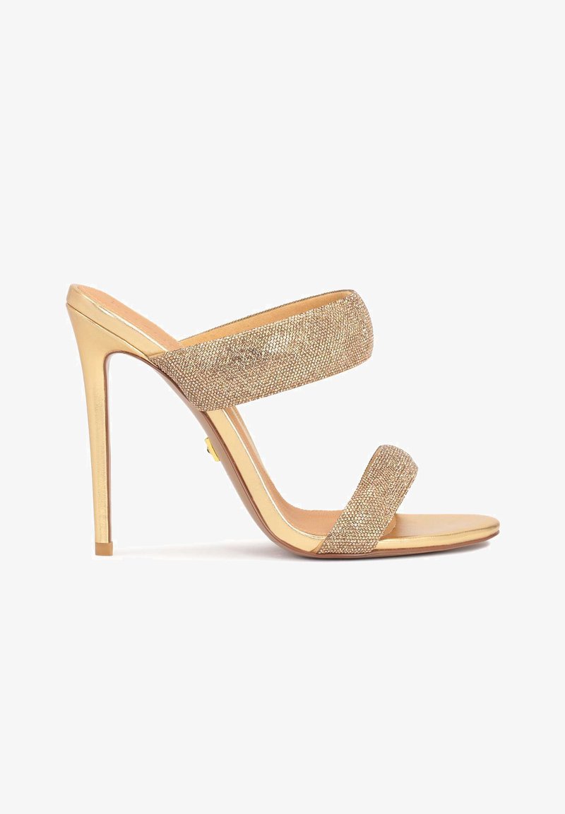 Sandalia de tacón alto en color dorado con dos correas anchas que presentan un material texturizado y brillante. Diseño de punta abierta, silueta elegante y acabado metálico suave.