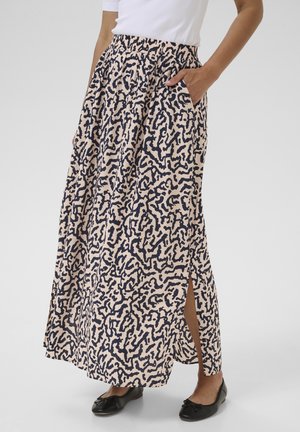 Jupe maxi en tissu doux et léger, présentant une base rose avec des motifs abstraits bleu foncé et des fentes latérales. Comprend des poches.