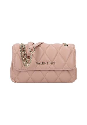 Bolso de mano de cuero rosa acolchado con solapa plegable, asa de cadena plateada y logo "VALENTINO" en relieve en el frente.