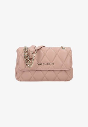 Bolso de mano de cuero rosa acolchado con solapa plegable, asa de cadena plateada y logo "VALENTINO" en relieve en el frente.