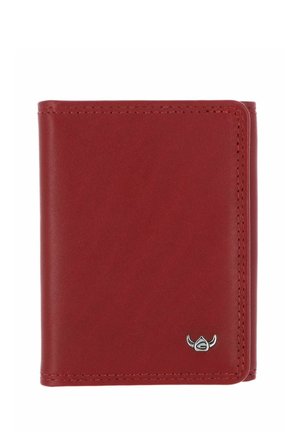 Portefeuille bifold en cuir rouge avec coutures visibles et petit logo casque viking argenté dans le coin inférieur droit.