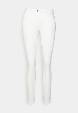 Witte slim-fit broek met ontwerp met vijf zakken, ritssluiting en knoopsluiting, weergegeven op een eenvoudige lichte achtergrond.