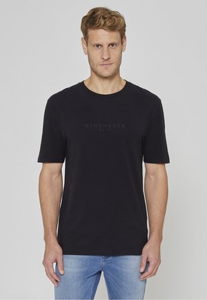 T-shirt nera a maniche corte con scollatura rotonda, caratterizzata da un sottile logo "STRENESSE BLUE" in stampa leggermente in rilievo. Tessuto morbido e leggero.