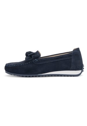 Mocasín de ante azul marino con suela de goma, nudo decorativo en la parte superior, costuras detalladas y agarre texturizado en el talón y el borde de la suela.