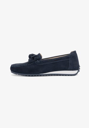 Navyblauwe suède loafer met rubberen zool, decoratieve knoop bovenop, gedetailleerde stiksels en een gestructureerde grip op de hiel en de rand van de zool.