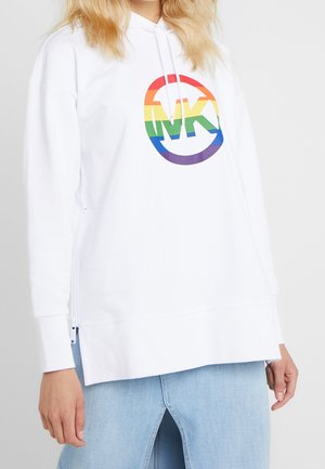 Vit hoodie med en regnbågsgradient "MK"-logotyp på framsidan, med en känguruficka och sidodetalj med blixtlås.