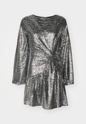 Robe à sequins argentés avec manches longues, présentant un design à l'avant torsadé et une jupe évasée. Texture lisse avec surface réfléchissante.