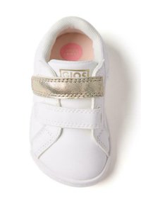 Zapatilla blanca con parte superior texturizada y cinta de Velcro metálica dorada. Plantilla rosa visible. Punta redondeada con costuras decorativas. Diseño ligero.