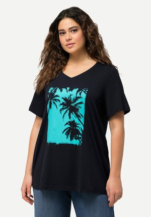 Schwarzes Baumwoll-T-Shirt mit V-Ausschnitt, das ein türkisfarbenes Grafikelement von Palmen enthält, das in Schwarz umrandet ist. Mit kurzen Ärmeln und lockerer Passform.