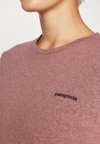 Patagonia LOGO RESPONSIBILI-TEE - Marškinėliai su spaudiniu - dulse mauve