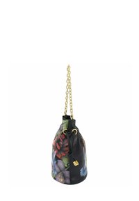 Zwarte leren emmer tas met kleurrijke bloemenprint, gouden schouderband, trekkoordsluiting en textuurdetails.