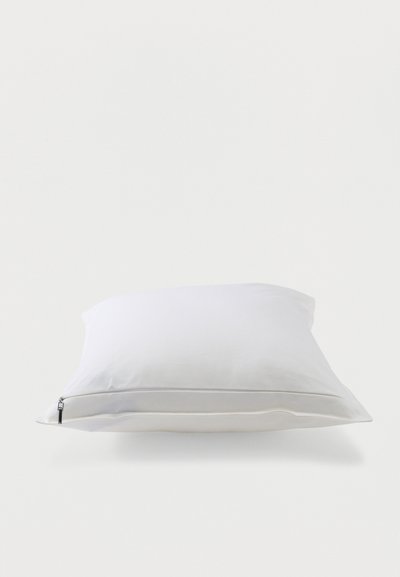 Λευκό ορθογώνιο μαξιλάρι με ορατό ασημί φερμουάρ κατά μήκος μιας άκρης, τοποθετημένο πάνω σε απλό λευκό φόντο.