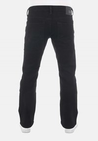 Jeans negros con un diseño de pierna recta, que presentan bolsillos traseros con solapas en ángulo y un parche de cuero con marca en la cintura.