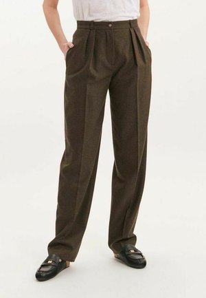 Pantalons plissés marron à taille haute, avec des poches latérales, une fermeture à bouton et une coupe ajustée. Tissu lisse avec une apparence texturée.