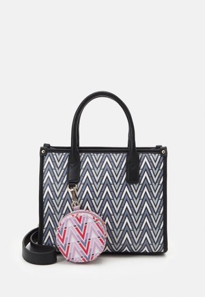 Sac à main avec poignées noires et motif chevron en tons gris, pochette ronde attachée avec design chevron rose et rouge sur fond blanc.