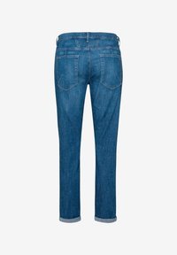 Jeans de denim azul medio, diseño de pierna recta, con un estilo clásico de cinco bolsillos, puños enrollados y sutiles detalles de costura.