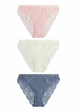Drie paar damesondergoed: lichtroze, crèmekleurig en donkerblauw. Elk paar heeft een bloemenkantaccent aan de zijkanten en een gladde stof.