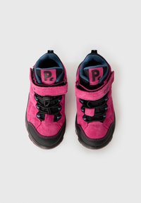 Rosa Wildlederschuhe mit schwarzen Gummisohlen, ausgestattet mit elastischen Schnürsenkeln, einem Klettverschluss und einem gepolsterten Schaft für zusätzlichen Komfort.