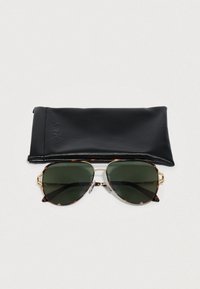 Pilotna sončna očala z zelenimi stekli, zlatim kovinskim okvirjem in poudarki v barvi želvje lupine. Vključena je črna usnjena torbica z vtisnjenim logotipom.