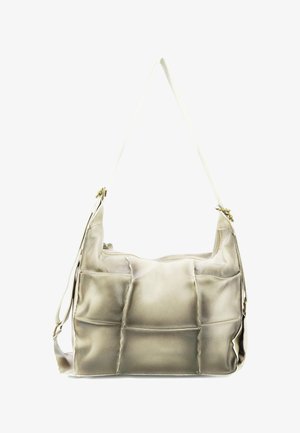 Metalliek gouden schoudertas met een fluffy, gestikt design. Voorzien van een gladde textuur, verstelbare schouderriem en een ritssluiting.