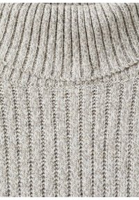 Lichtgrijze trui met een geribbelde textuur en verticale strepen. De kraag is omgeslagen met een naadloze gebreide afwerking bij de aansluiting.