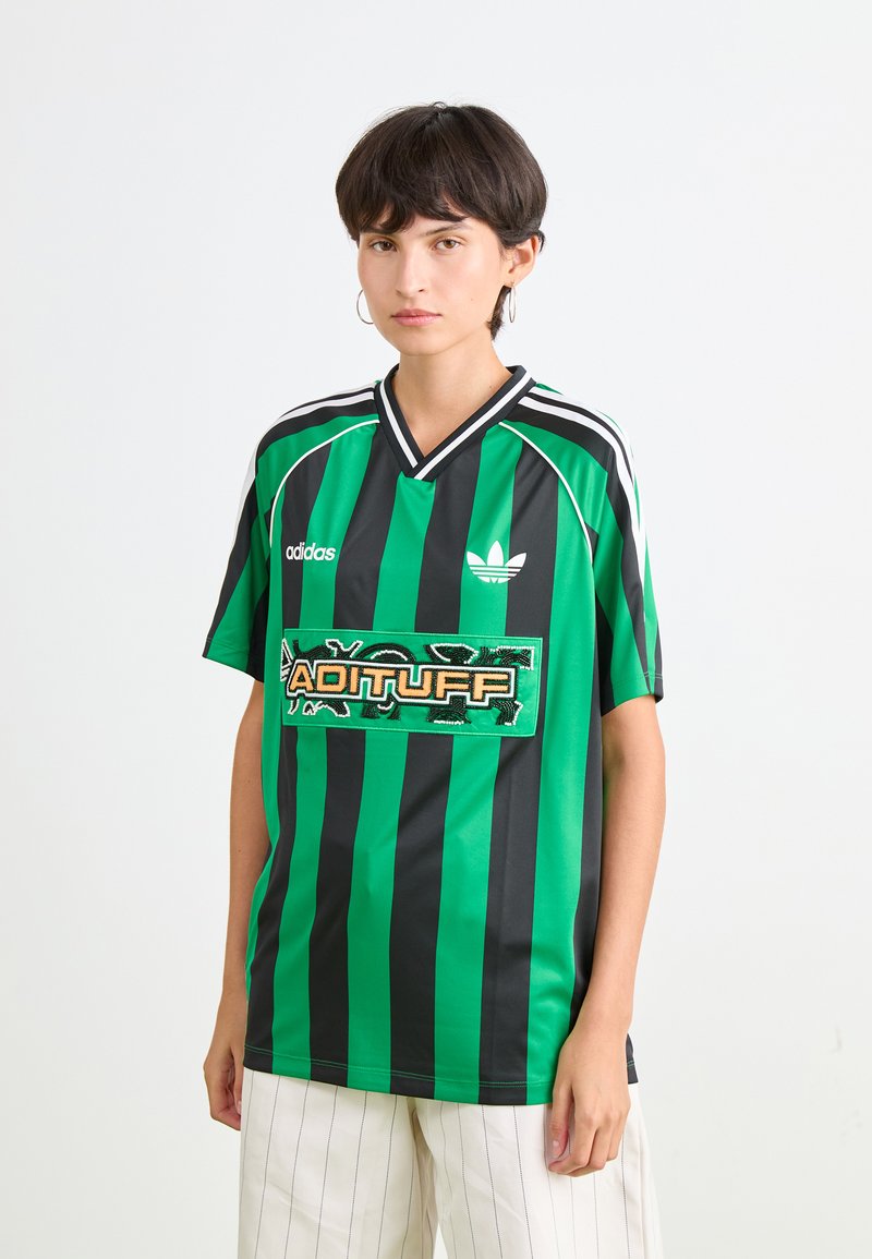 Žalias ir juodas dryžuotas futbolo marškinėliai su V formos kaklu, su baltais akcentais ir centrinėmis grafinių logotipu "ADITUFF". Pagaminta iš lygaus audinio.