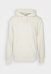 Sudadera color crema, fabricada con una tela suave, cuenta con un bolsillo tipo canguro, capucha con cordón y puños de canalé. Logo bordado sutil en la parte delantera.