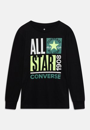 Sort langærmet skjorte med teksten "ALL STAR", "1908" og "CONVERSE" samt grønt stjerne-logo med "Chuck Taylor" på fronten.