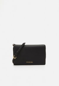 Sort skuldertaske i læder med tekstureret finish. Har en aftagelig rem og guldtonet logo på forsiden. Rektangulært design.