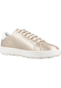 Zapatilla metálica beige con parte superior de cuero suave, suela de goma blanca y cordones a juego; cuenta con un cuello y lengüeta acolchados.