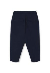 Pantaloni shorts blu navy con design su misura, caratterizzati da un davanti piatto, due tasche posteriori e una lunghezza corta. Texture liscia, senza motivi visibili.